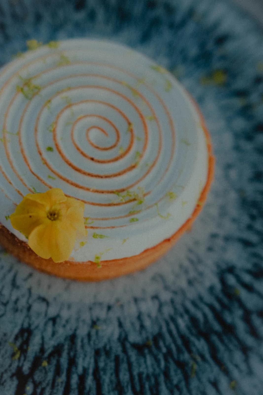 Tarte au citron meringuée, meringue en spirale et zestes de citron vert
