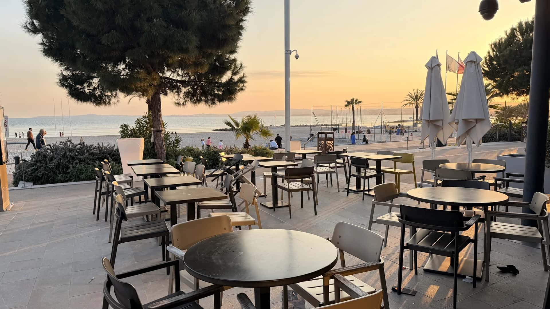 Terrasse de Maison Manou au coucher du soleil, face à la mer